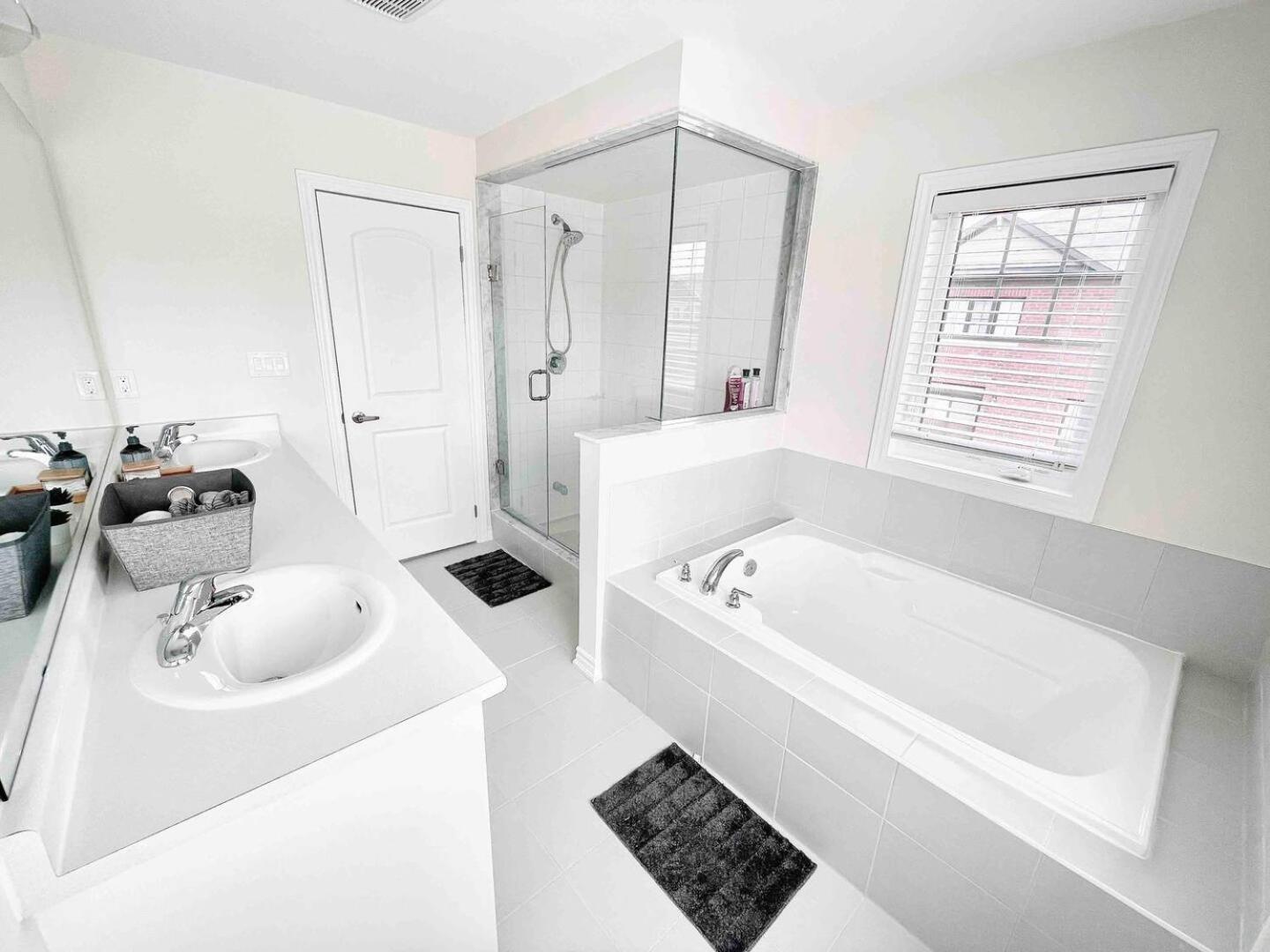 Large 5 Bedroom Newly Built Home Sleeps 12 Persons Thorold Εξωτερικό φωτογραφία