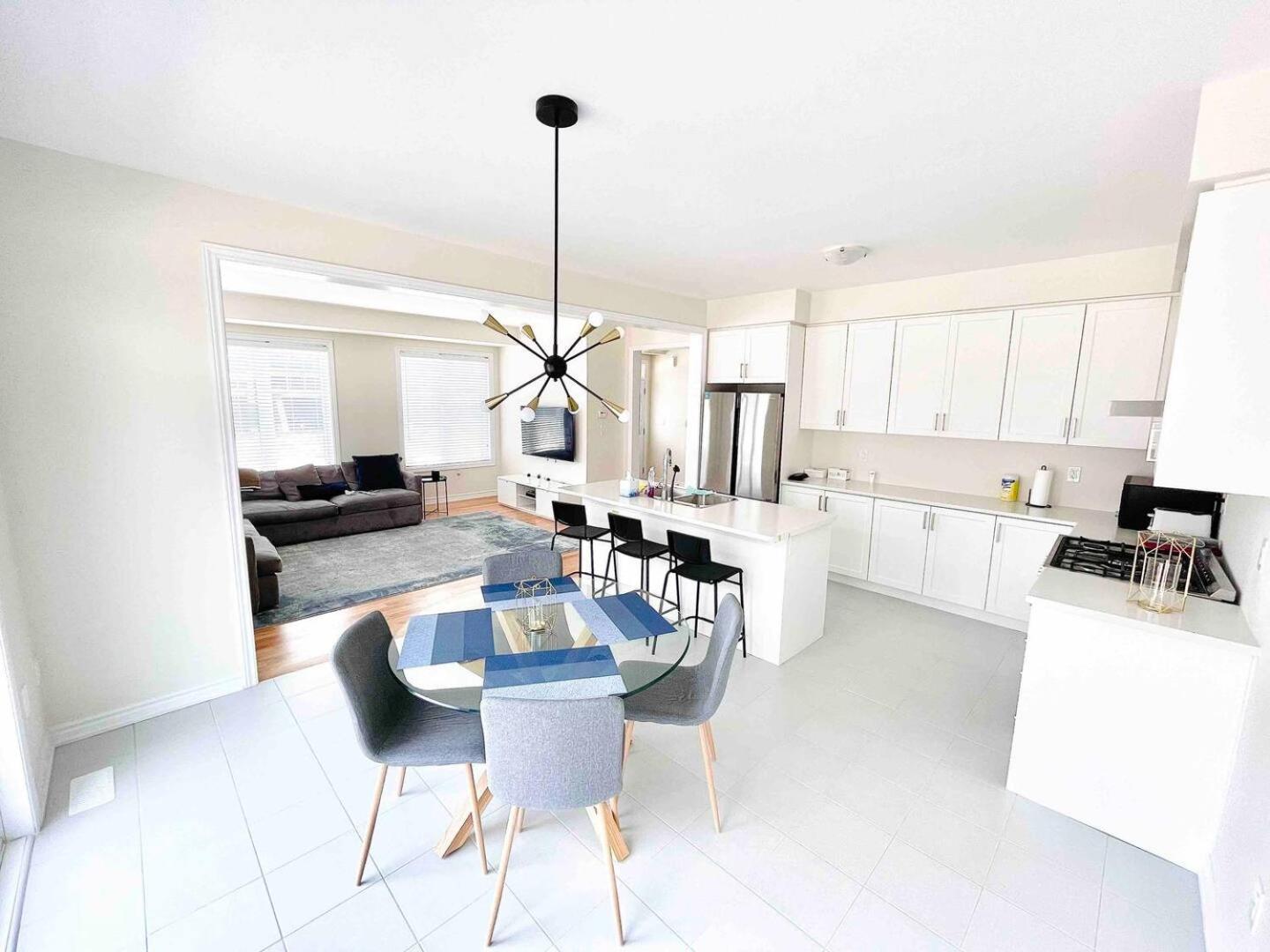 Large 5 Bedroom Newly Built Home Sleeps 12 Persons Thorold Εξωτερικό φωτογραφία