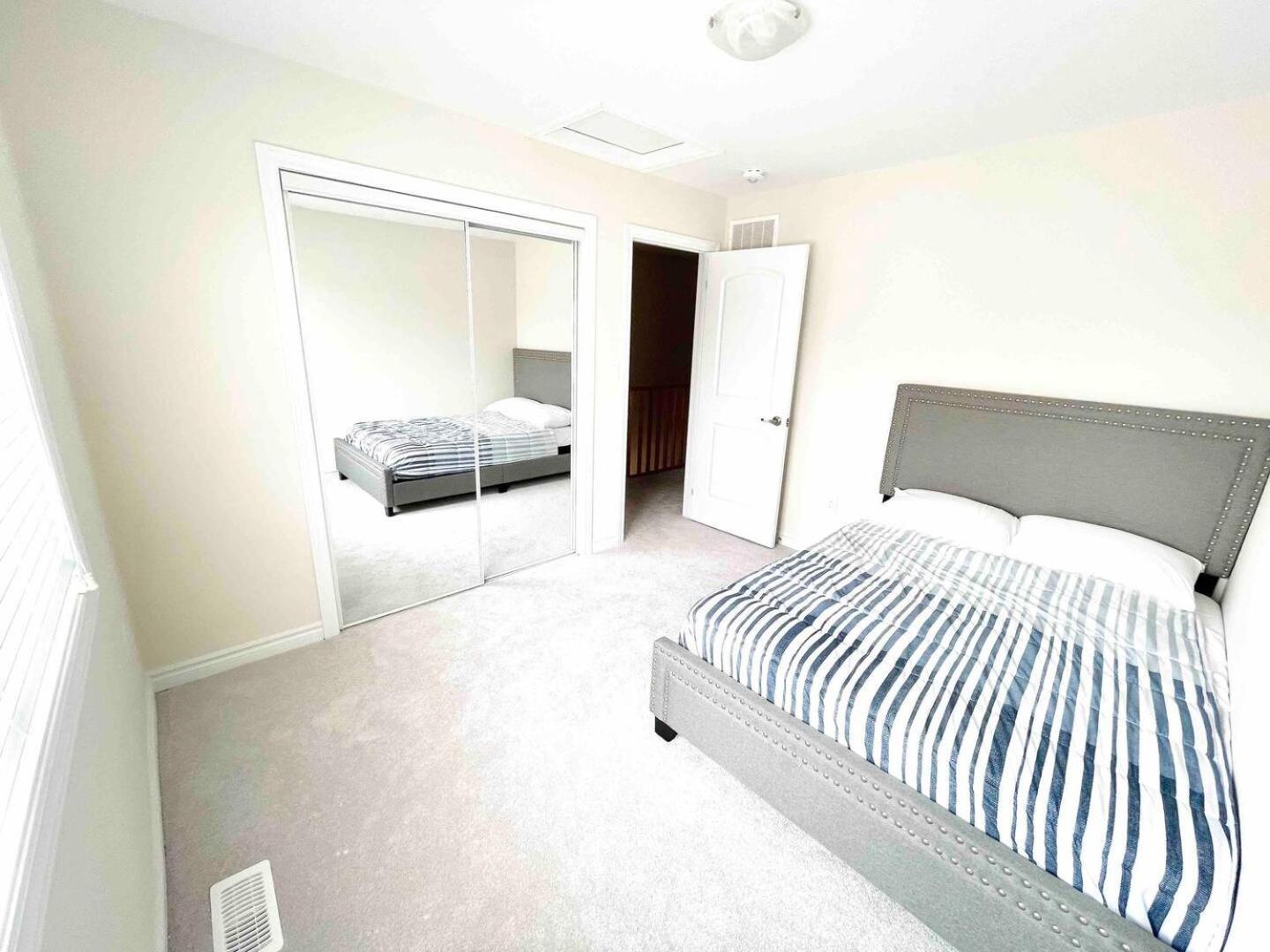Large 5 Bedroom Newly Built Home Sleeps 12 Persons Thorold Εξωτερικό φωτογραφία