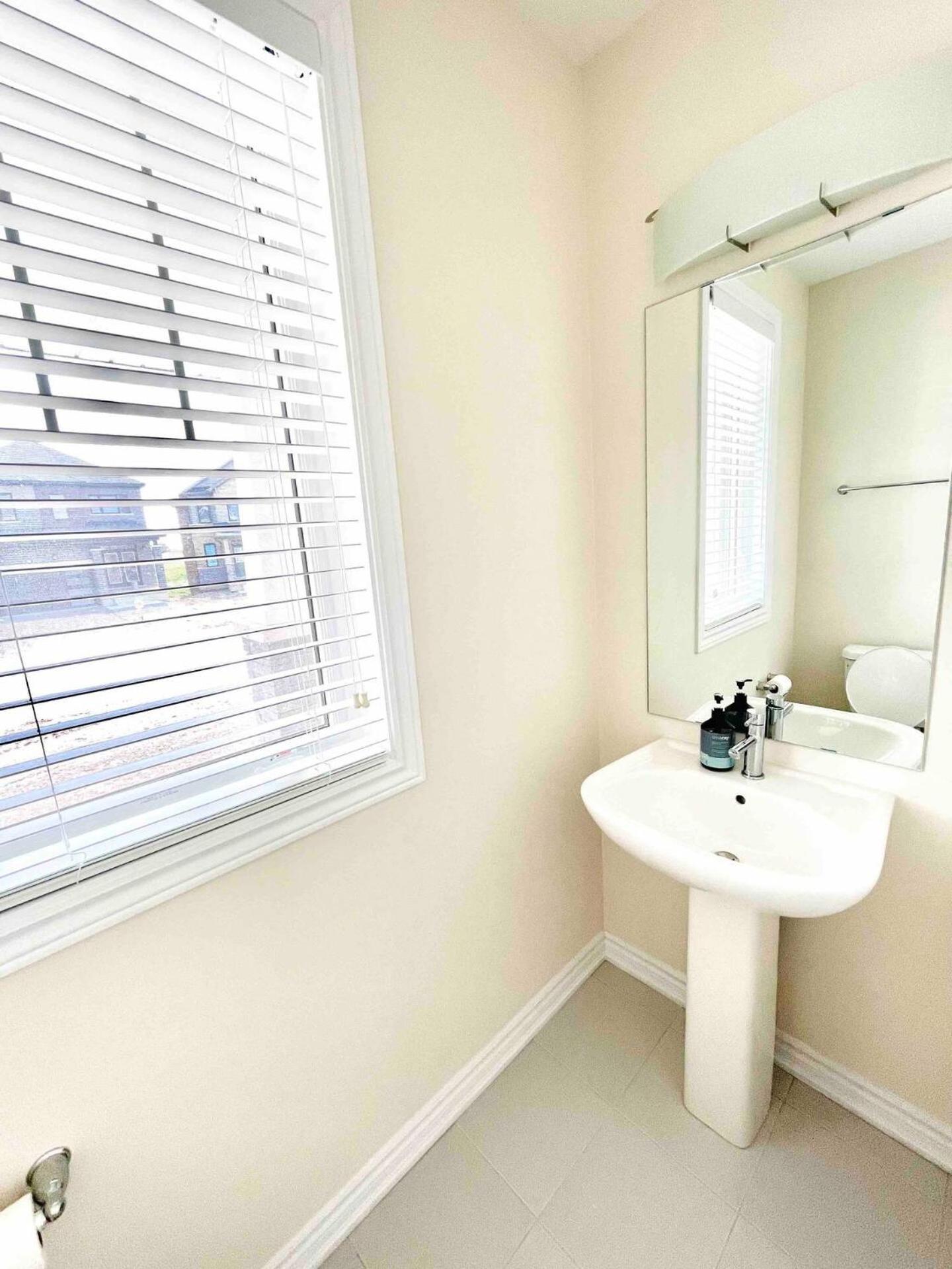 Large 5 Bedroom Newly Built Home Sleeps 12 Persons Thorold Εξωτερικό φωτογραφία