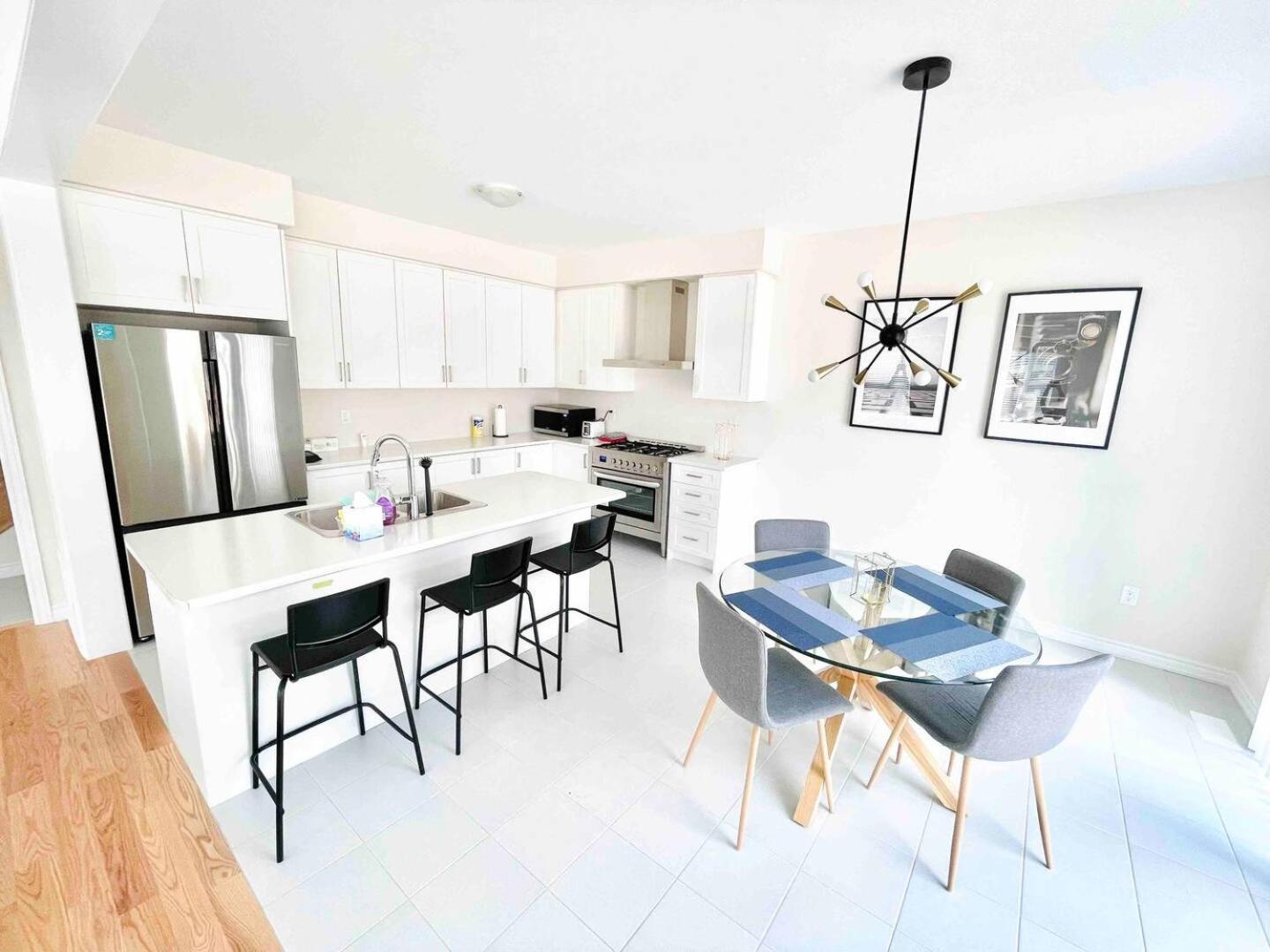 Large 5 Bedroom Newly Built Home Sleeps 12 Persons Thorold Εξωτερικό φωτογραφία
